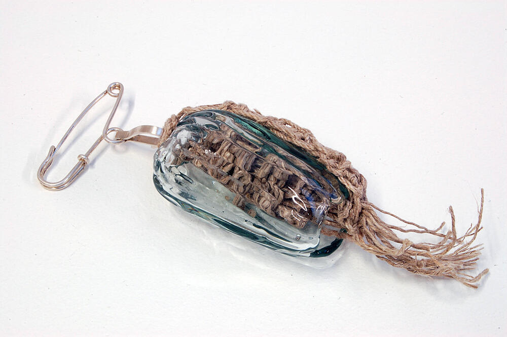 Broche (multiple) van gerecycled glas en brandnetelgaren