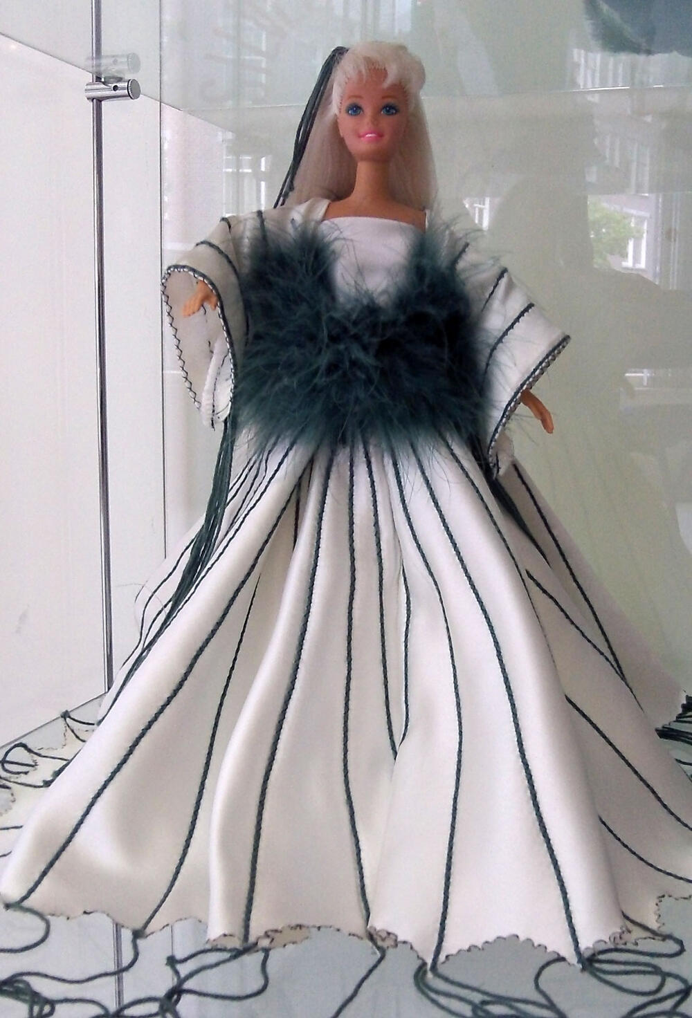 'Vuurwerk', Barbiepop met trouwjapon van meidencentrum Silver Scissors,