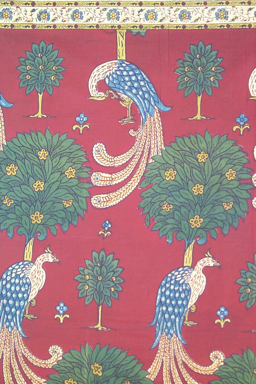Kledingstof siervogels tussen bomen