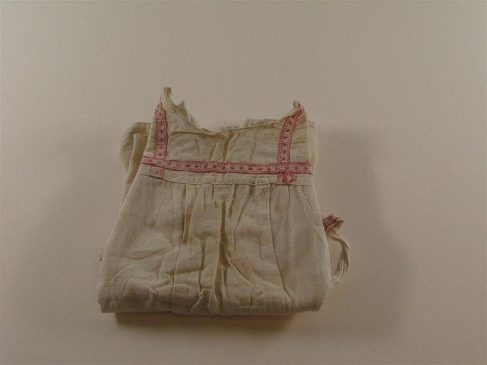 Vondelingenkleding: jurk met kant