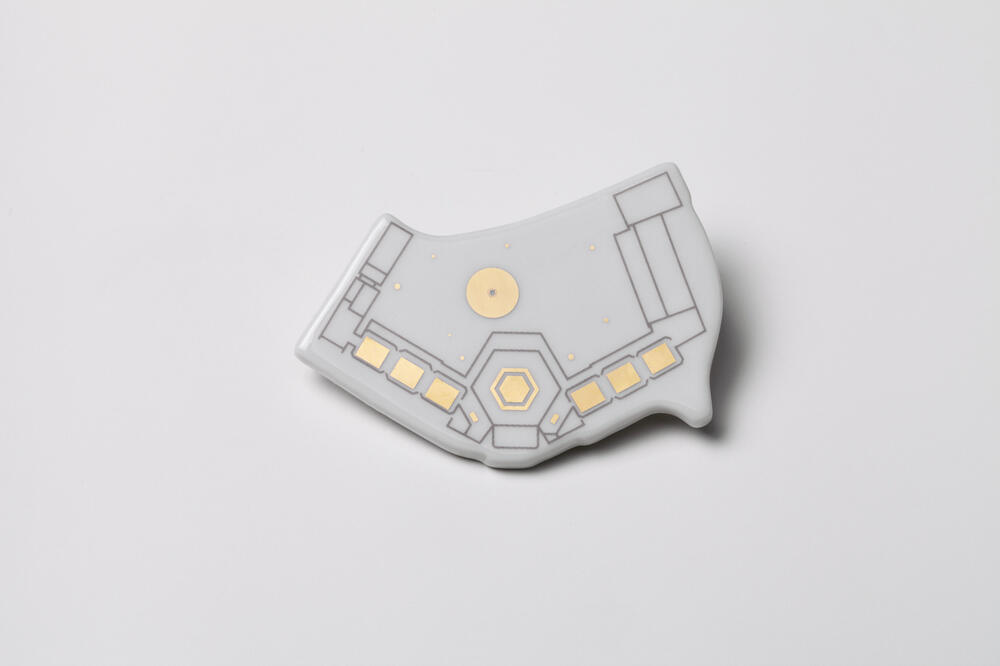 MMKA Broche