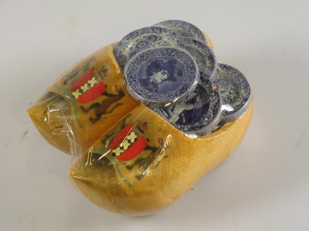Twee klompjes met Delfts blauwe chocolade munten, ter gelegenheid van Amsterdam 700