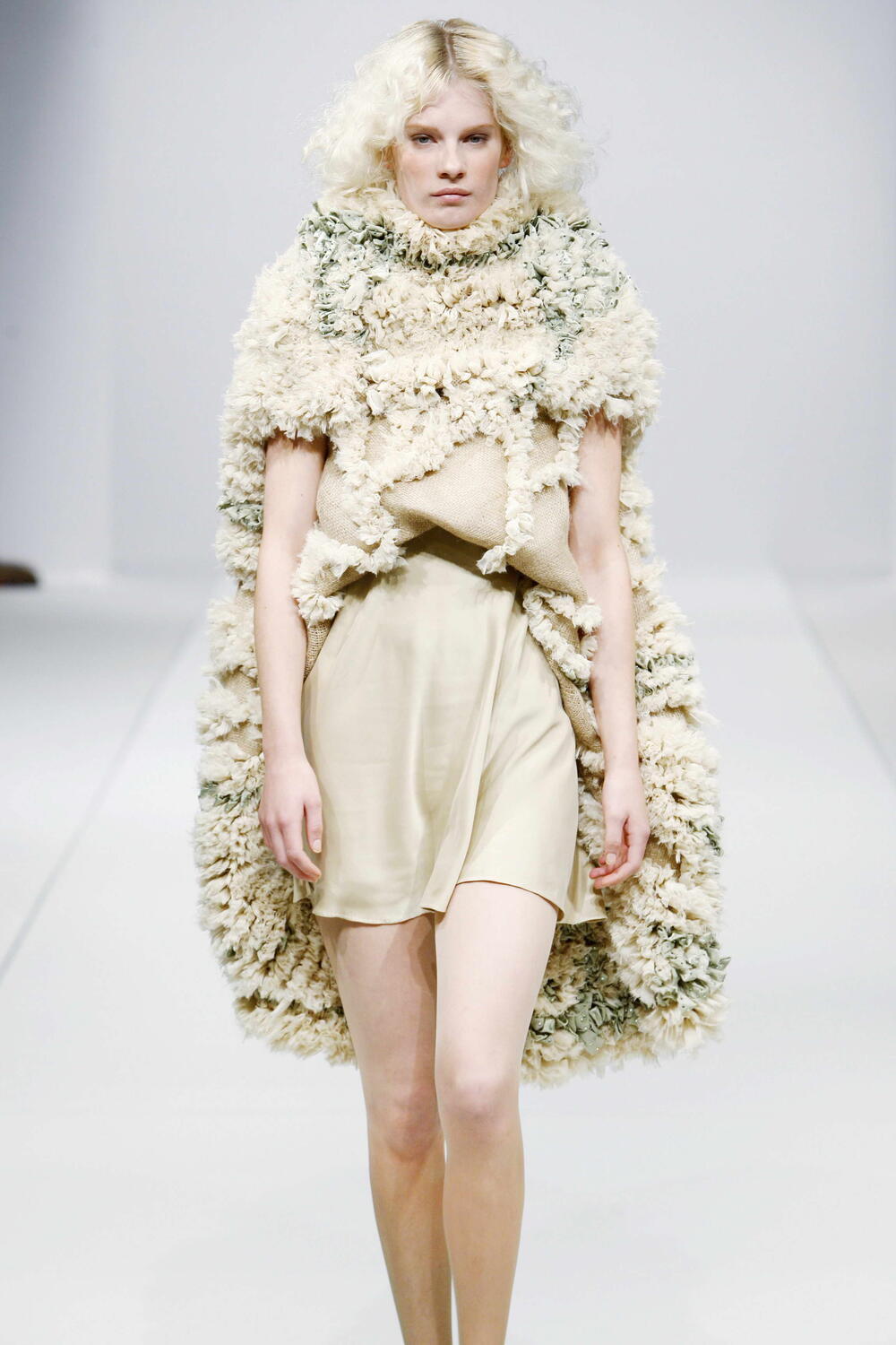 'Tuftjurk' uit Couture Collectie 'Follies - Autumn/Winter 2007-2008'