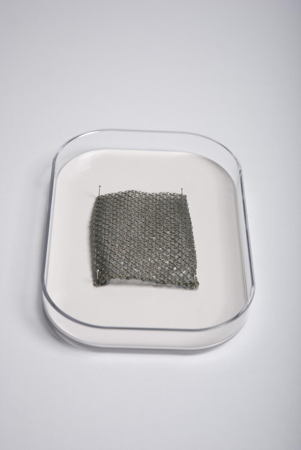 'Ecdysis', sample, geweven en geborduurd