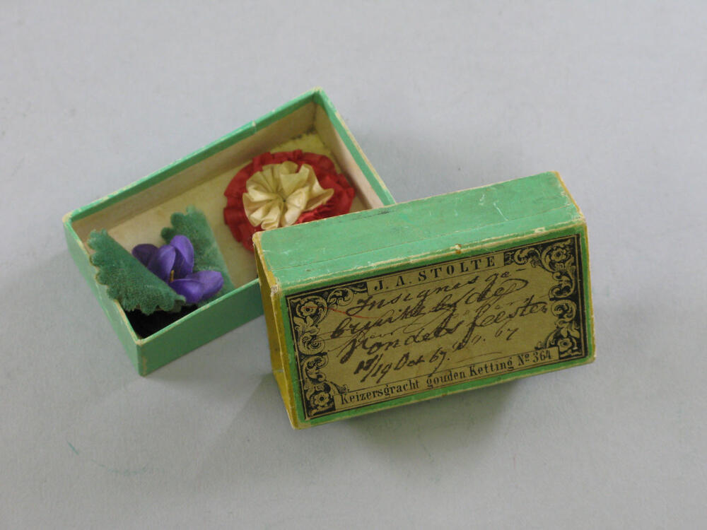 Doosje met kleine kokarde en corsage gebruikt bij de Vondelfeesten, 13-19 oktober 1867