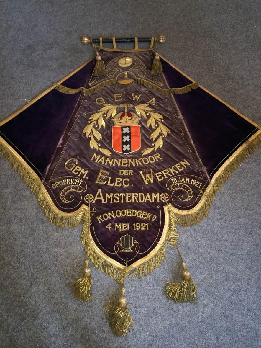 Vaandel van het Mannenkoor Gewa van het personeel van het Gemeente-Energiebedrijf, incl foto