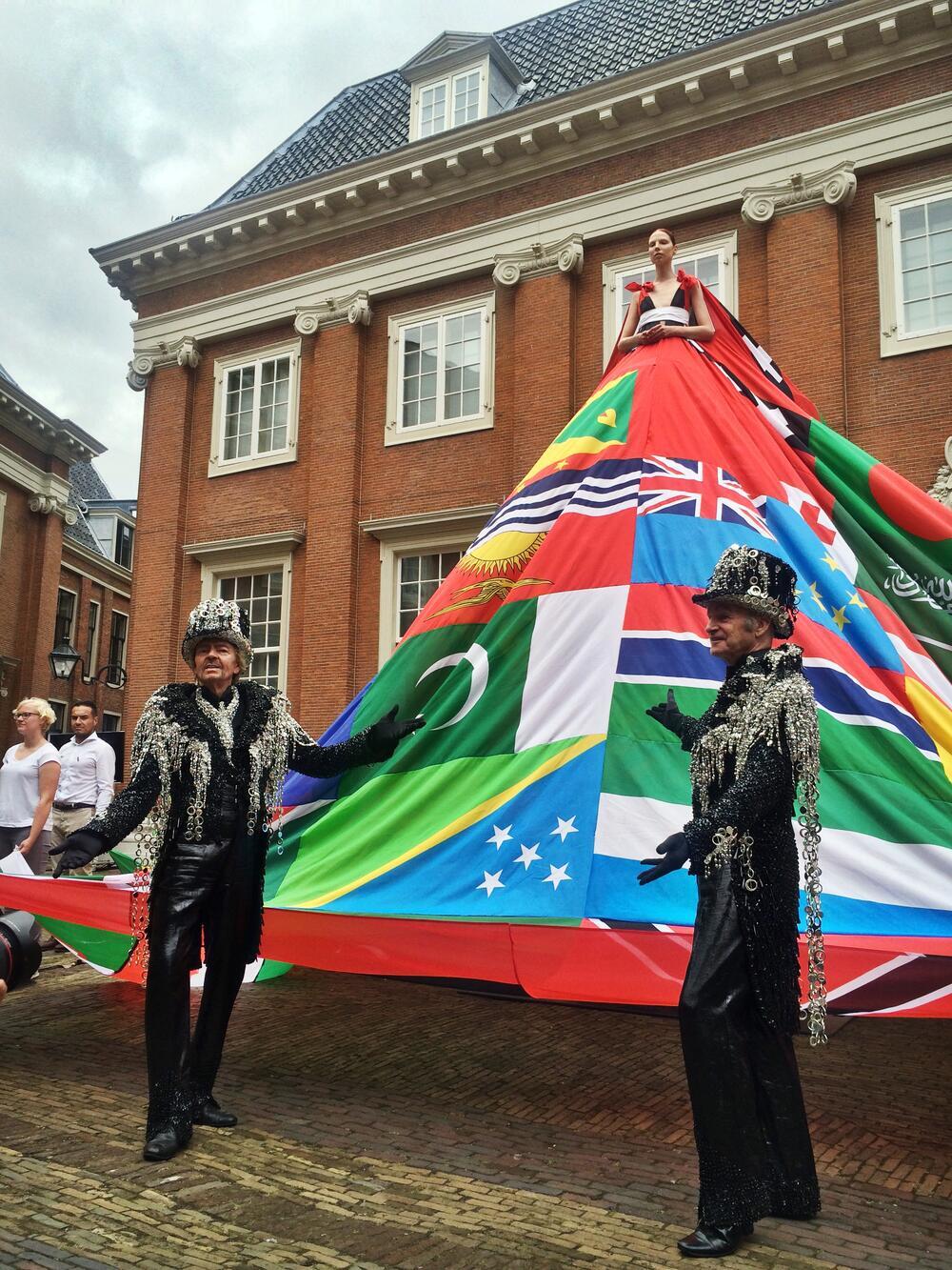 Amsterdam Rainbow Dress, met (.2) sjerp en (.3) verwijderde vlag van Belize en bij overdracht, op 2…