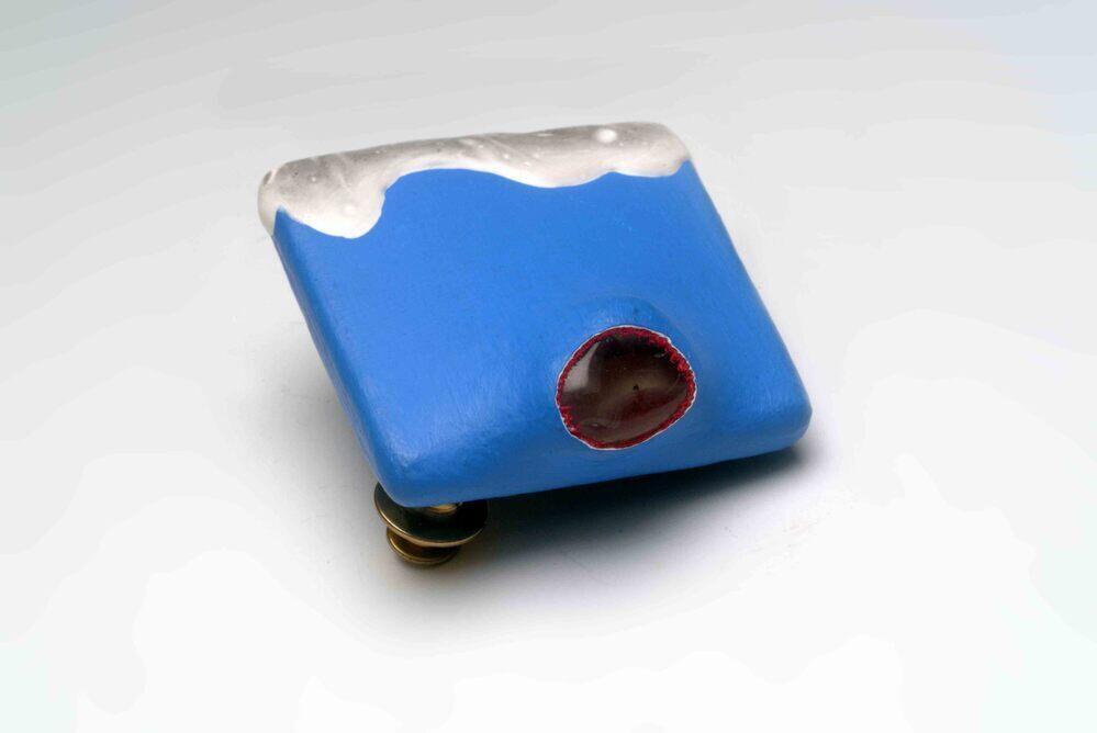 Broche 'with a'