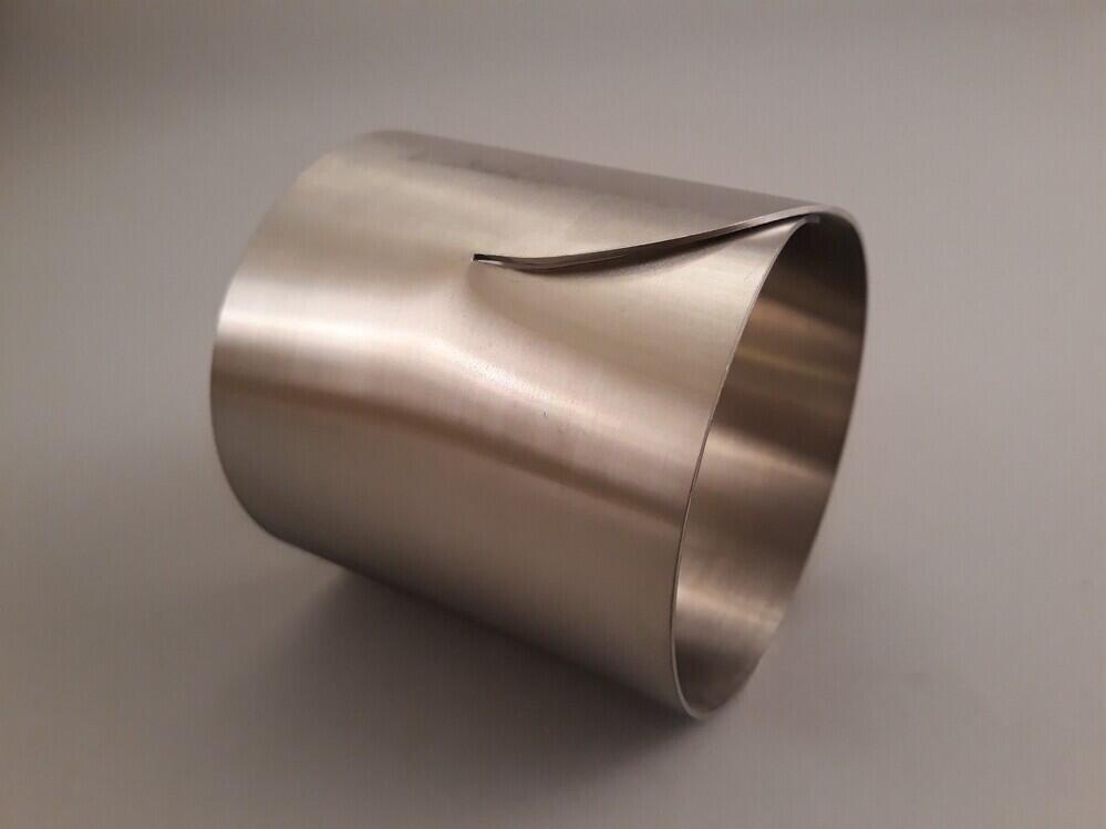 Armband van ingesneden en gebogen staal