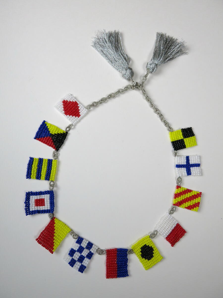 'Vlaggetjes Collier' uit de serie 'Maritimiteiten' (Signal Flags Necklace)