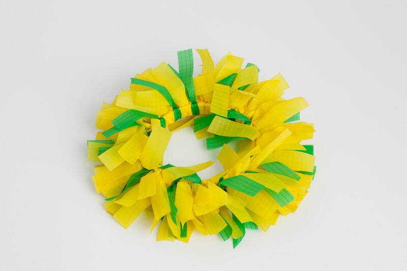 Geel met groene armband