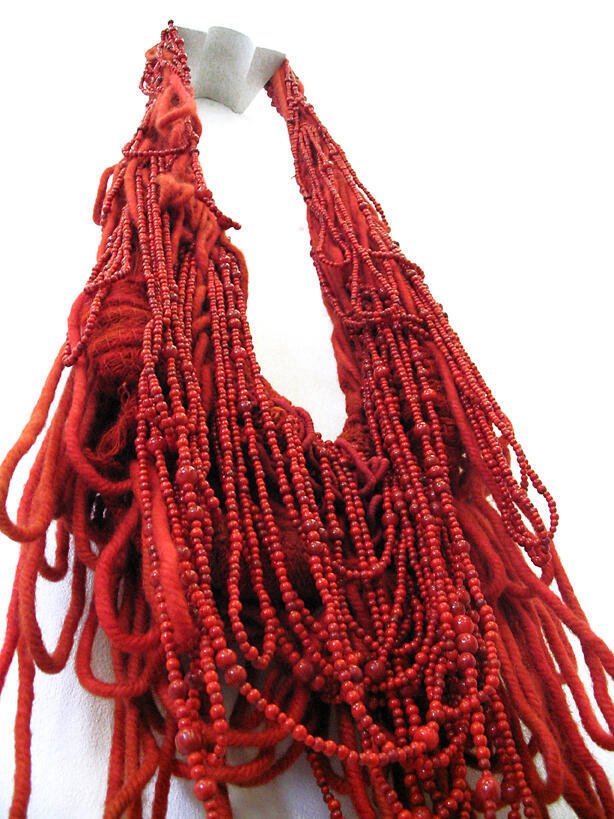 Halssieraad 'Rood' uit serie: 'Weefsels'