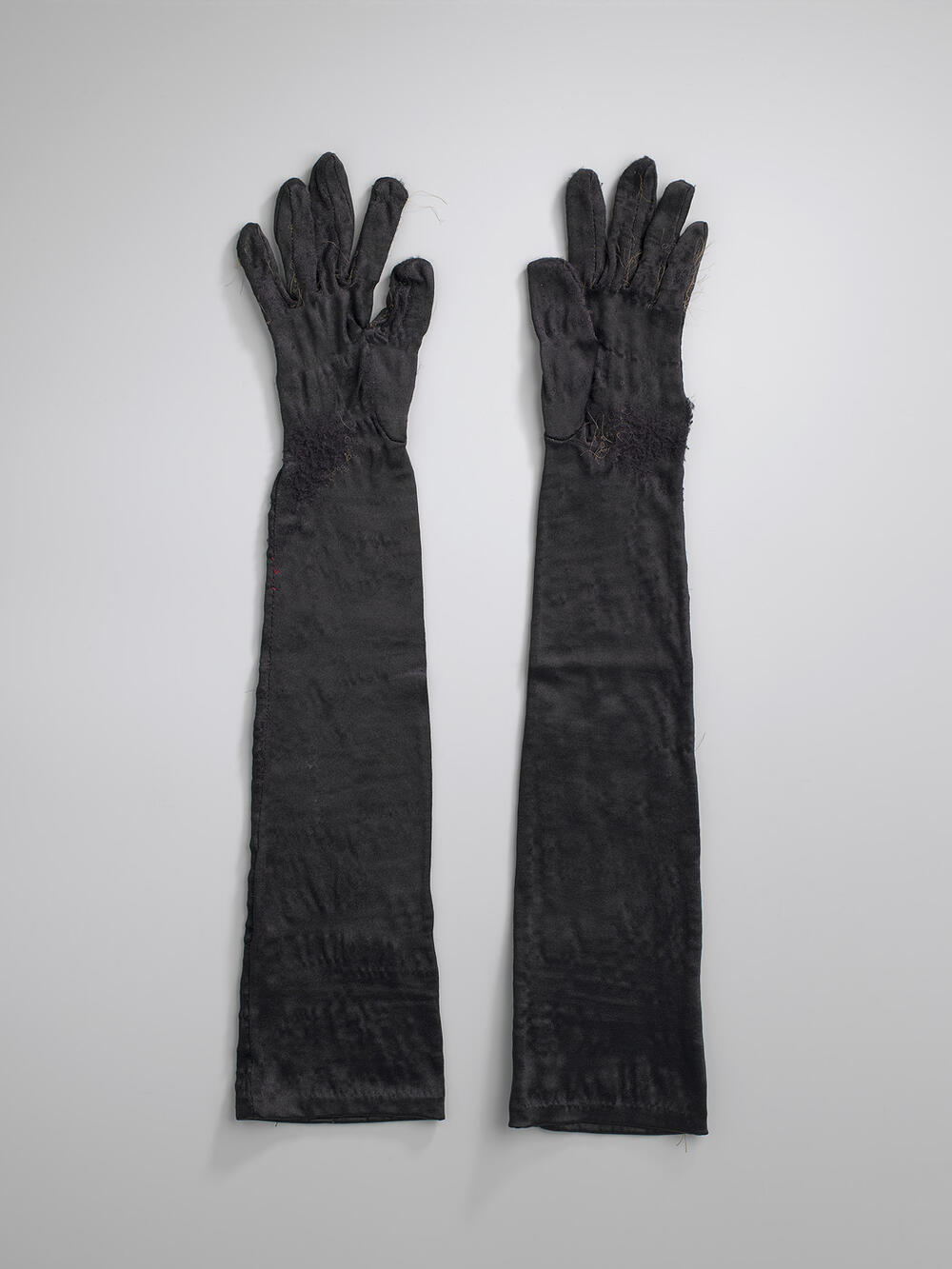Kostuum van Dirk van den Broek-materiaal (lange handschoenen)