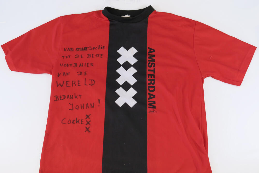Amsterdam-shirt (achtergelaten door fan bij ouderlijk huis van Cruijjff in Betondorp na zijn…