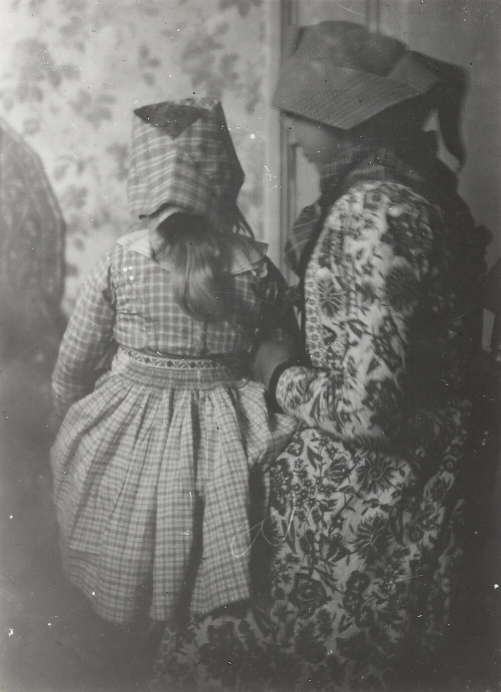 Twee meisjes in Hindelooper dracht, circa 1915