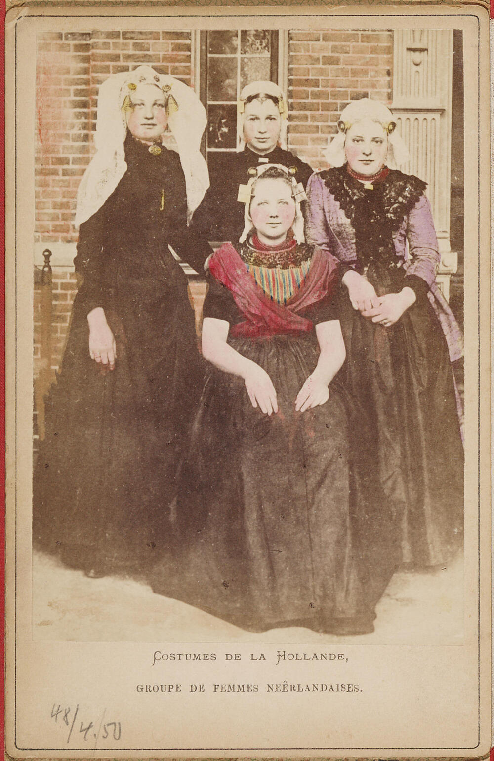 Vier vrouwen in streekdracht