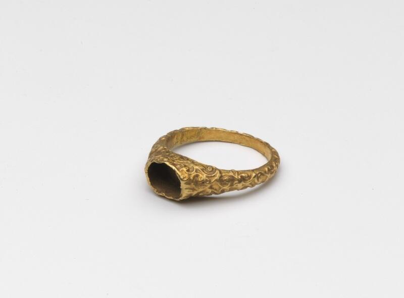 Gouden ring, versierd met lofwerk