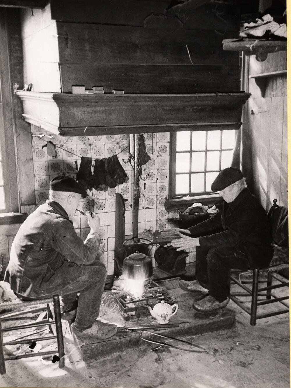 Gebroeders Van Spil bij het open vuur, Rouveen, 1944