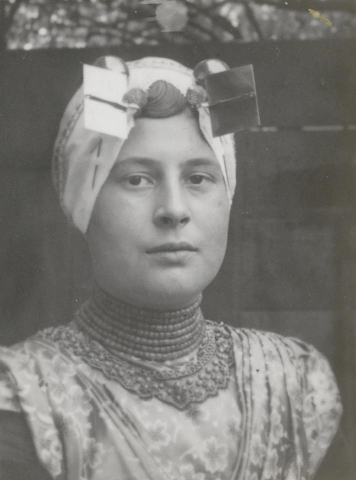 Vrouw in katholieke Zuid-Bevelandse dracht, circa 1915