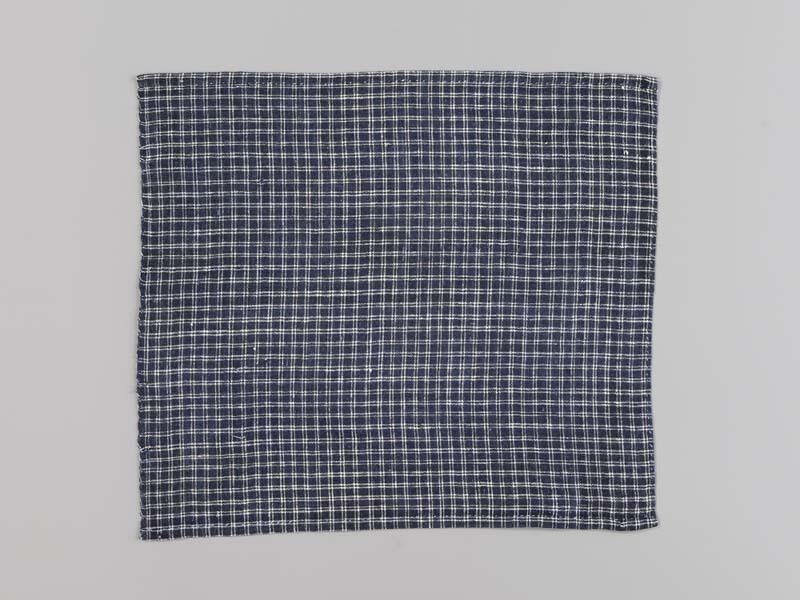 Hindelooper borstlap of foarpeldook van blauw en wit bont, voor zware rouw