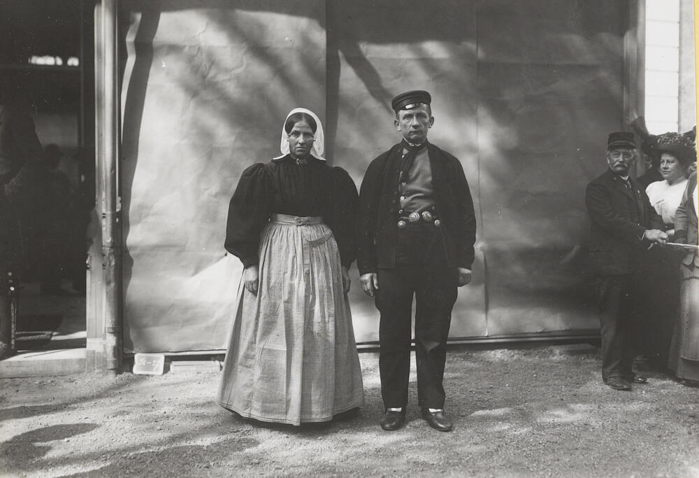Vrouw en man in Huizer streekdracht, 1913