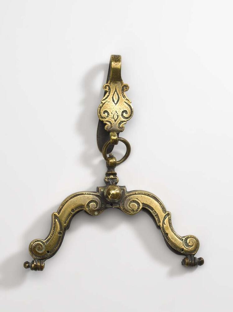 Geel koperen tasbeugel met dito haak, de voorzijde van de beugel enigszins versierd in Lod XIV…