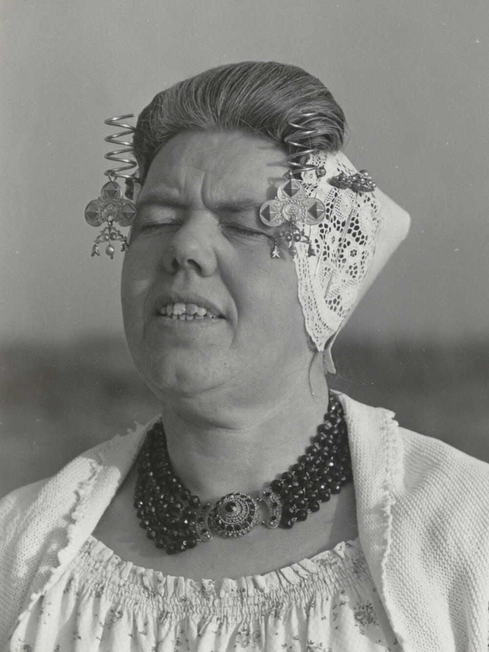 Martina de Vos uit Westkapelle in Walcherse dracht, 1950