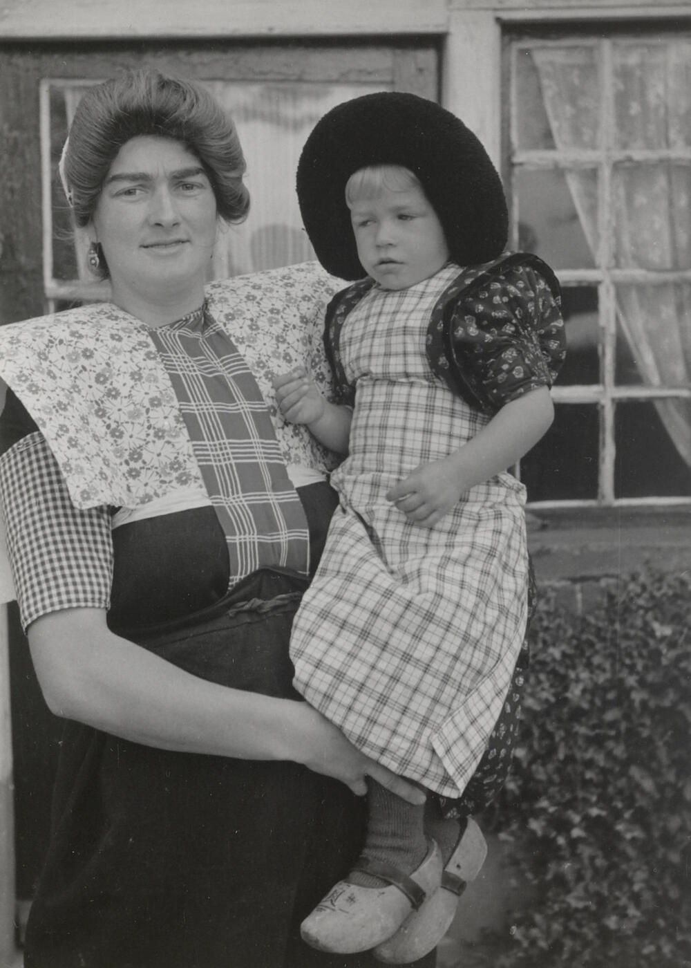 Vrouw en meisje uit Eemdijk in streekdracht, 1952