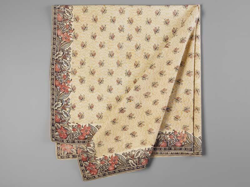 Vierkante veelkleurig bedrukt katoenen doek of sjaal met bloemenrand en strooimotieven