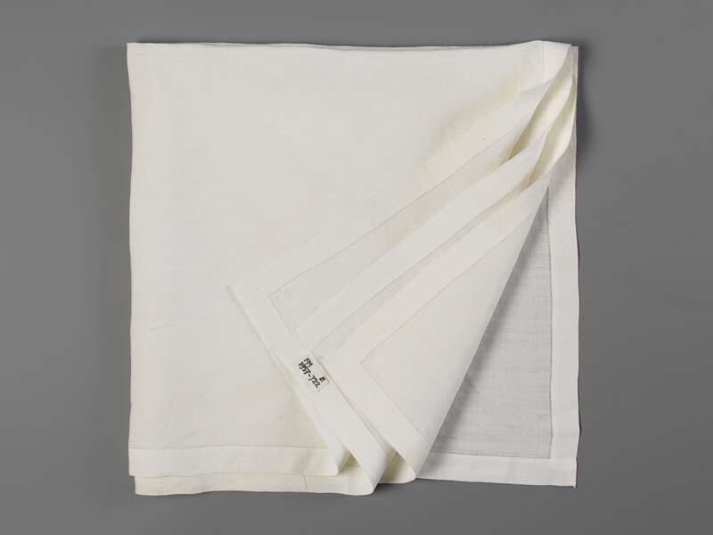 Vierkant witte doek, halsdoek of witsnoer, hhofbedekking Hindelooper bruid met in één hoek…