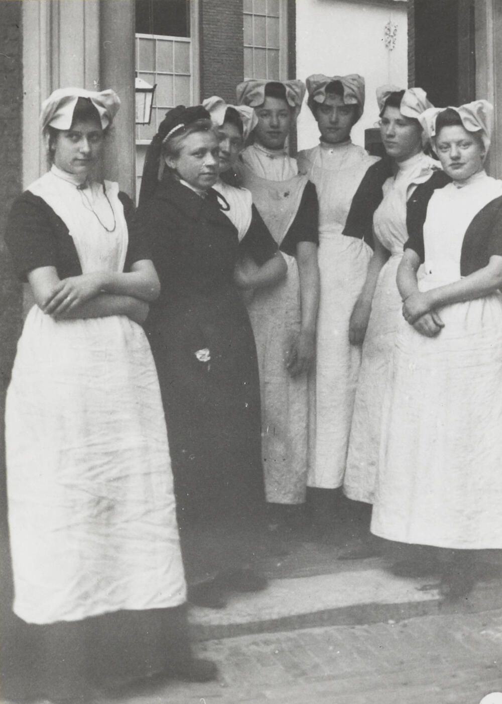 Weesmeisjes van het Burgerweeshuis in Amsterdam, circa 1910