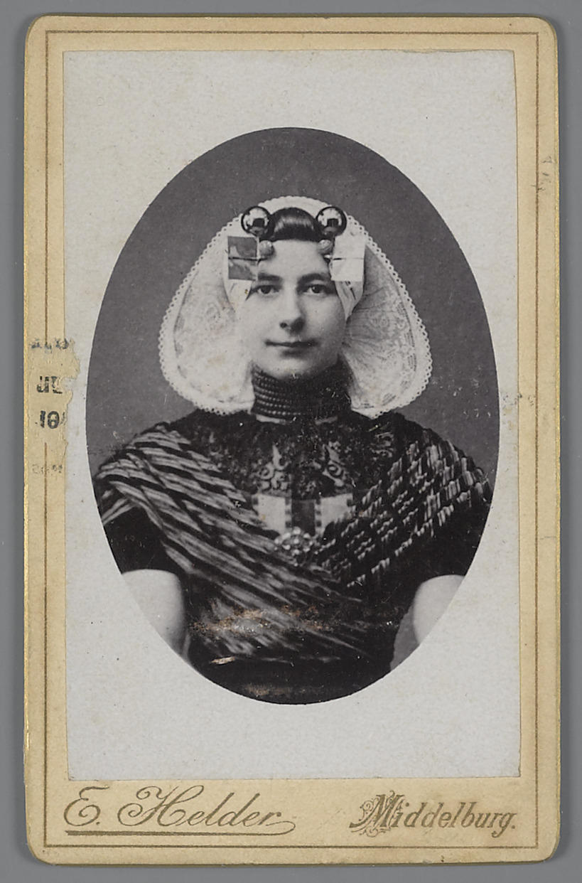 Vrouw in protestantse Zuid-Bevelandse streekdracht, 1890–1900