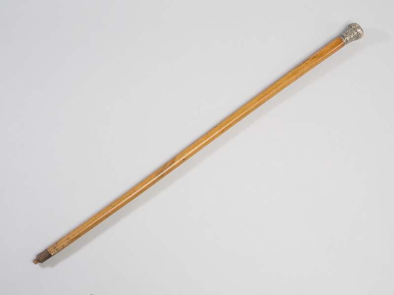 Wandelstok met bewerkte zilveren knop; uitgespaarde bloem- en bladmotieven en palmetten op…