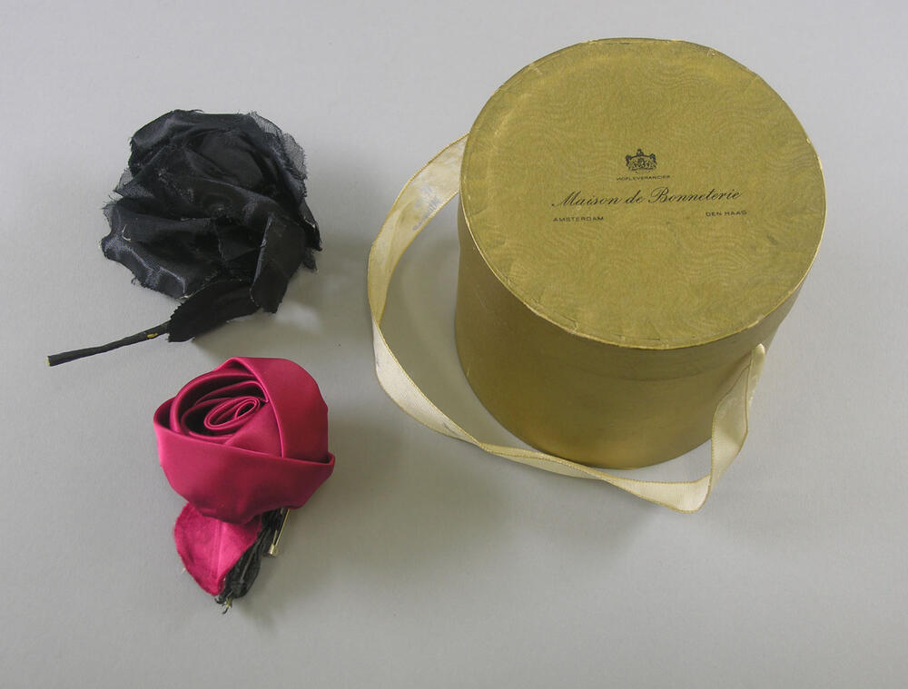 Twee corsages in doosje van Maison de Bonneterie