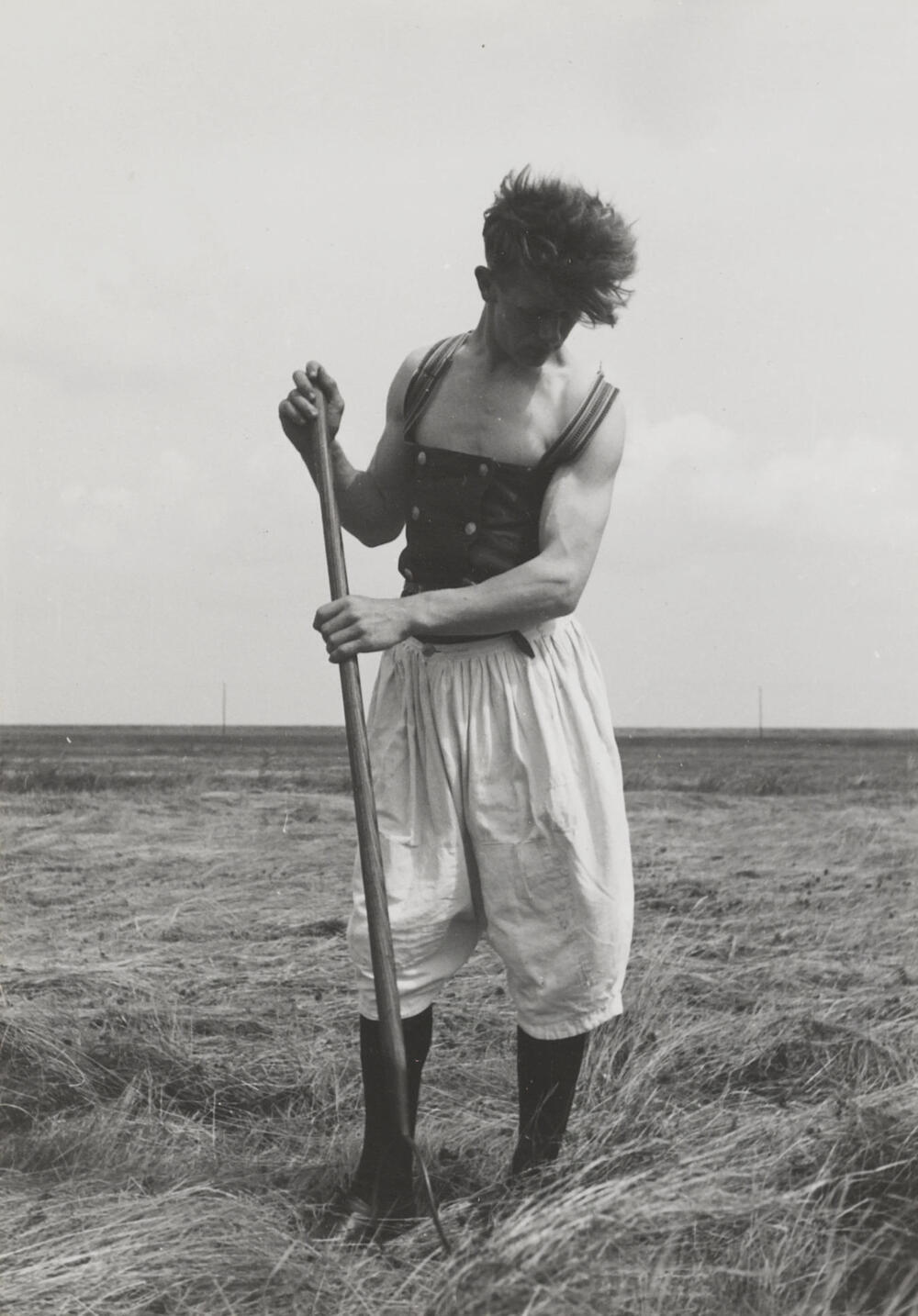 Pieter Kes aan het hooien, Marken, 1943