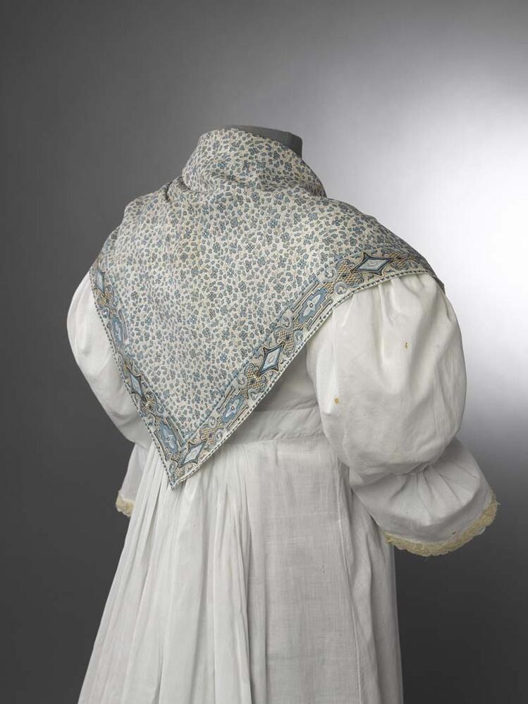Witte driekante katoenen doek bedrukt met grillige blauwe bloemmotiefjes