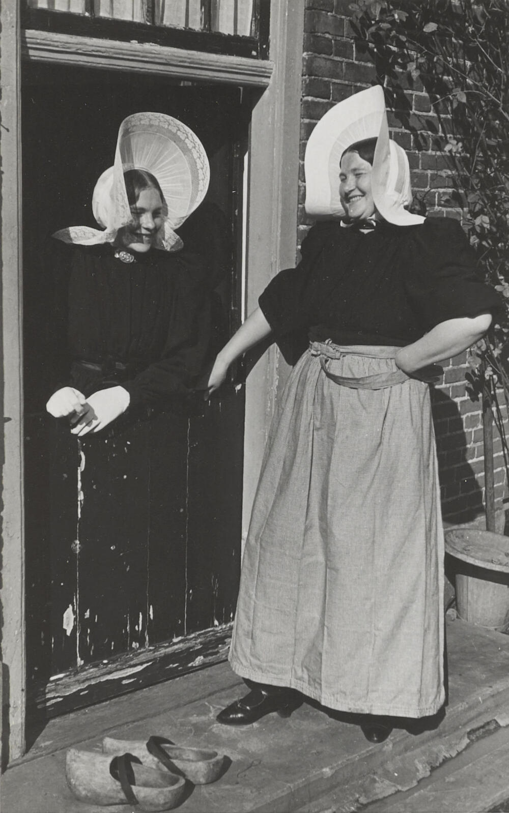 Vrouwen in streekdracht, Huizen, 1945