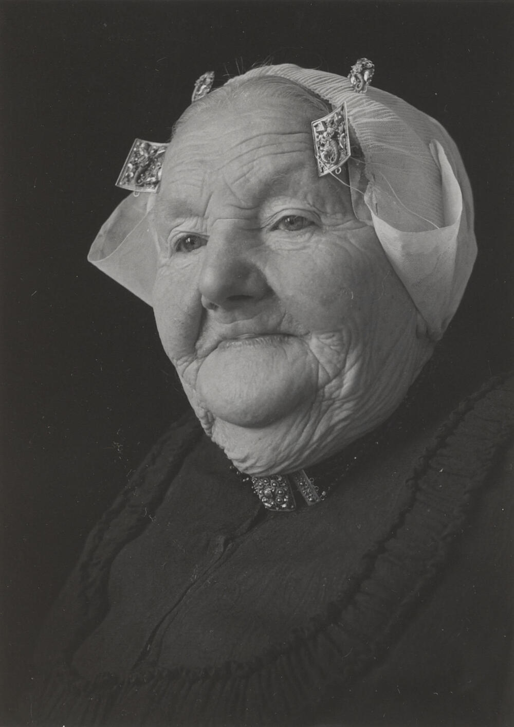 Elizabeth Duindam-Spaanderman in zondagse dracht, Noordwijk aan Zee, 1955