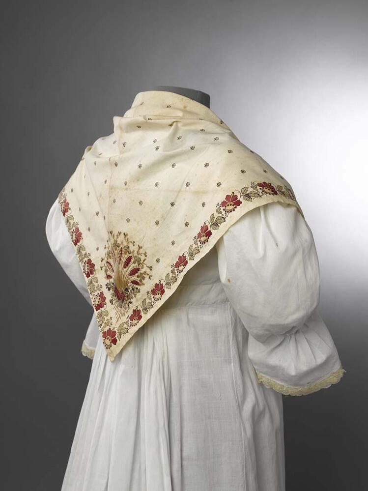 Driekante katoenen doek bedrukt met bloempatroon en bloemenrand