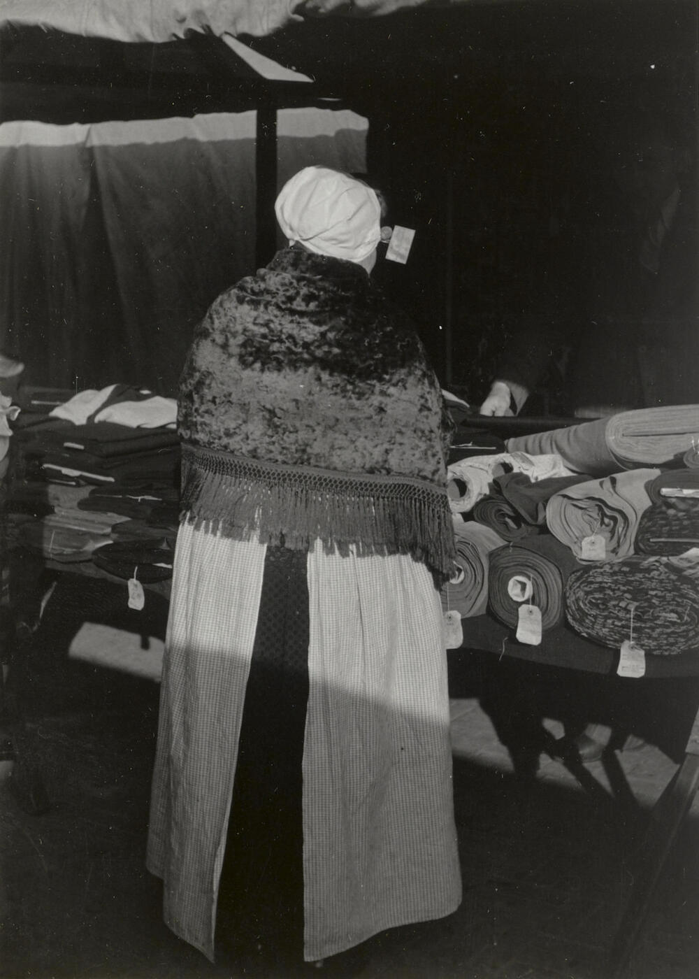 Vrouw in protestantse Zuid-Bevelandse dracht, Goes, 1950