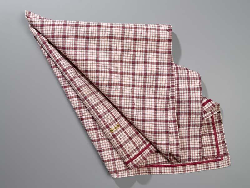Hindelooper sondook met ingeweven ruit in wit met rood en  blauw en geborduurde initialen I A
