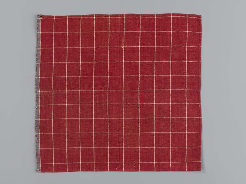 Hindelooper borstlap of foarpeldook van rood en wit bont, keperweefsel