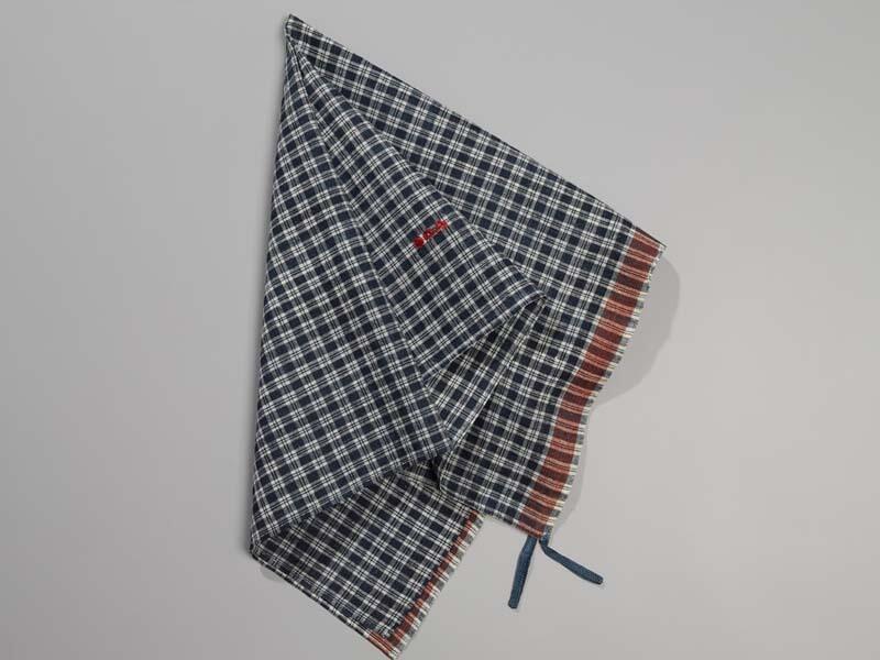 Hindelooper doek met ingeweven ruit in blauw, wit en rood met initialen ET