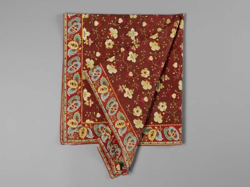 Vierkante bedrukte katoenen doek of sjaal  met bruinrood fond en gestileerde florale motieven