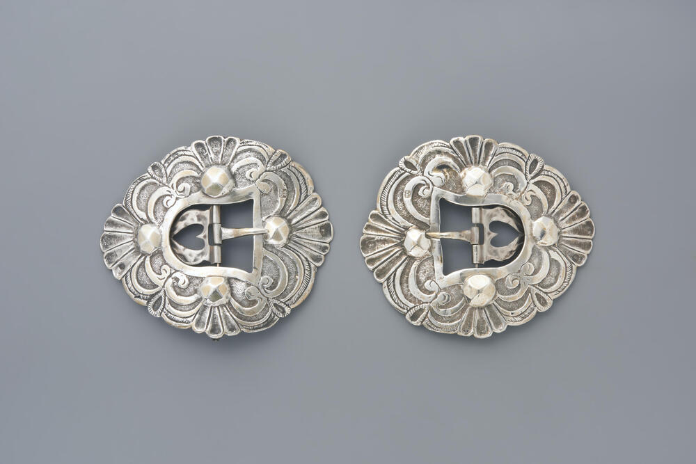 Paar zilveren schoengespen, Walcheren, 1839 en 1855