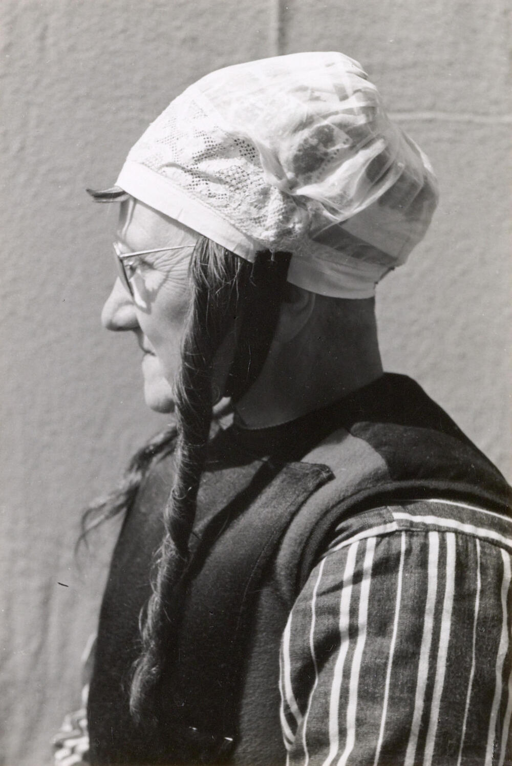 Demonstratie van het zetten van de 'grote kap', Marken, 1943
