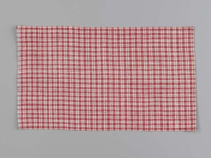 Hindelooper borstlap of foarpeldook van rood en wit bont