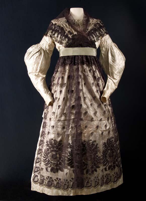 Rok van kostuum van lichtblauwe jaquard zijde; met stoffragmenten, 1825-1830