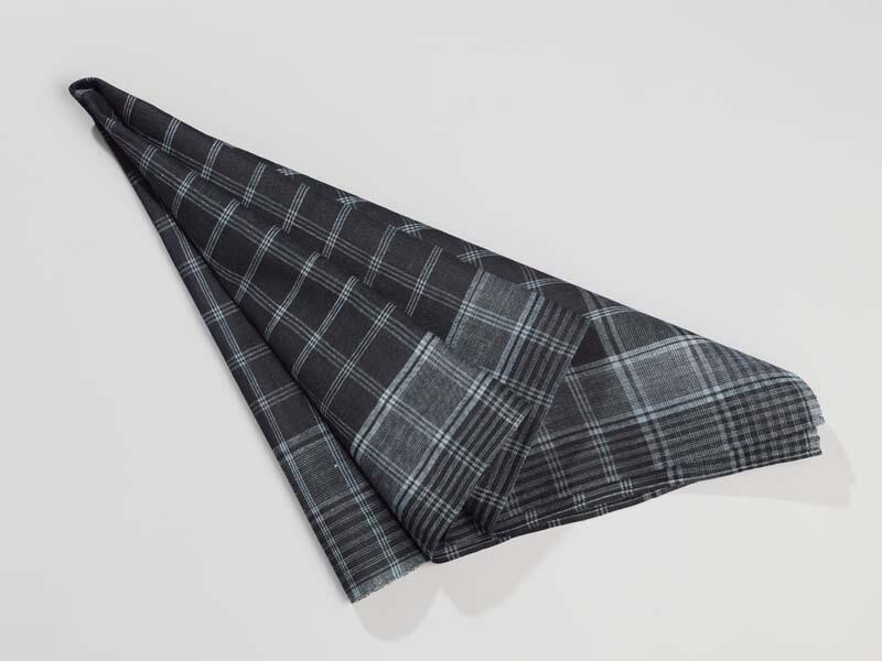 Sondook met ingeweven ruit in donkerblauw en lichtblauw ingeweven randen 'lapkede' met geborduurde…