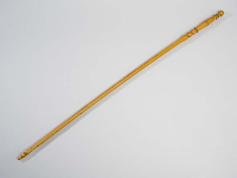 Wandelstok met gedraaide houten greep